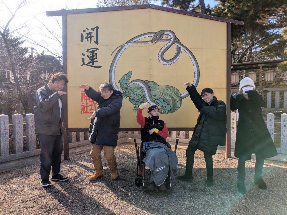 西成区玉出の就労支援アロハ岸里玉出 巳年の大絵馬と記念写真